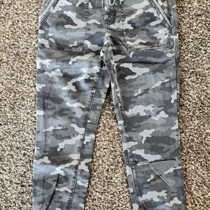 American Eagle Camo Jegging Joggers, Size 8 short